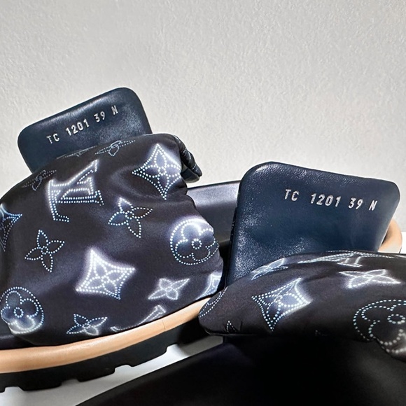 Louis Vuitton Pool Pillow Comfort Mules - Picture 2 of 6